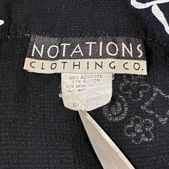 VINTAGE Notations button up crop top with black and white graphic print. - Picture 6 of 10
